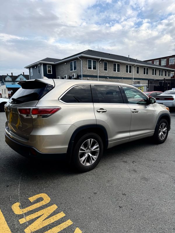 Vehicle image 4 of 16