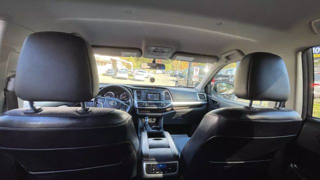 Vehicle image 21 of 27