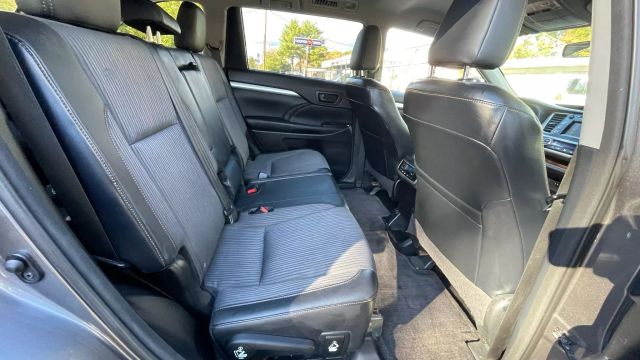 Vehicle image 25 of 27