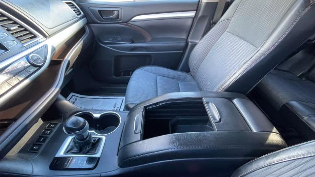 Vehicle image 15 of 27