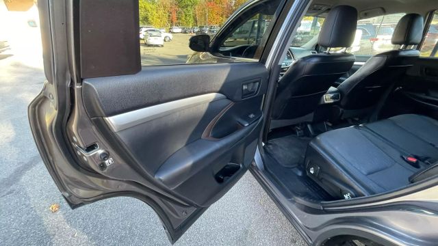 Vehicle image 18 of 27