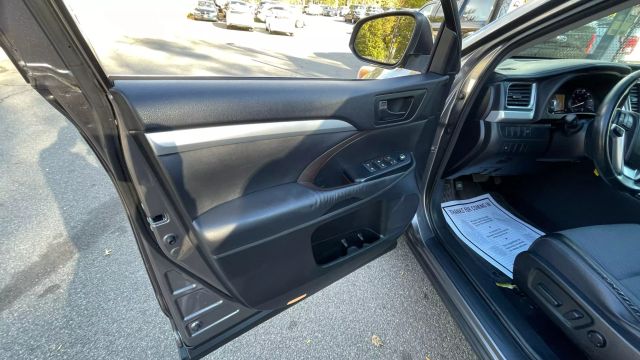 Vehicle image 9 of 27