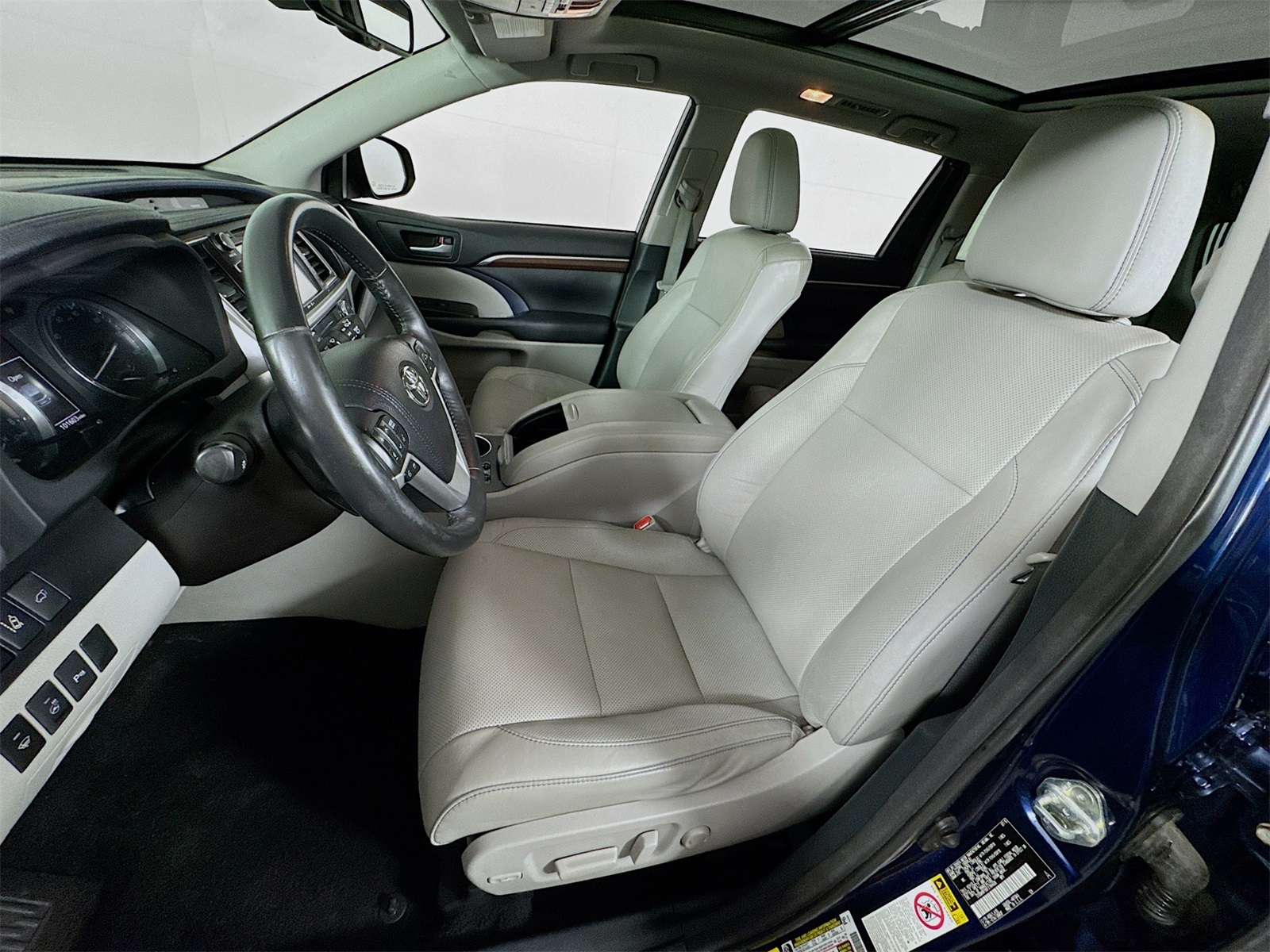 Vehicle image 15 of 31