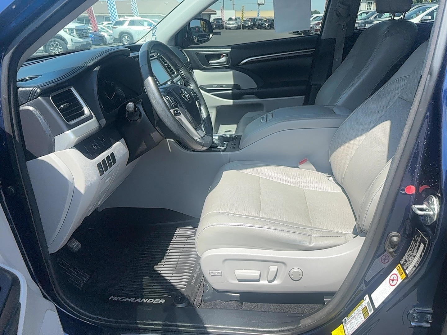 Vehicle image 13 of 18