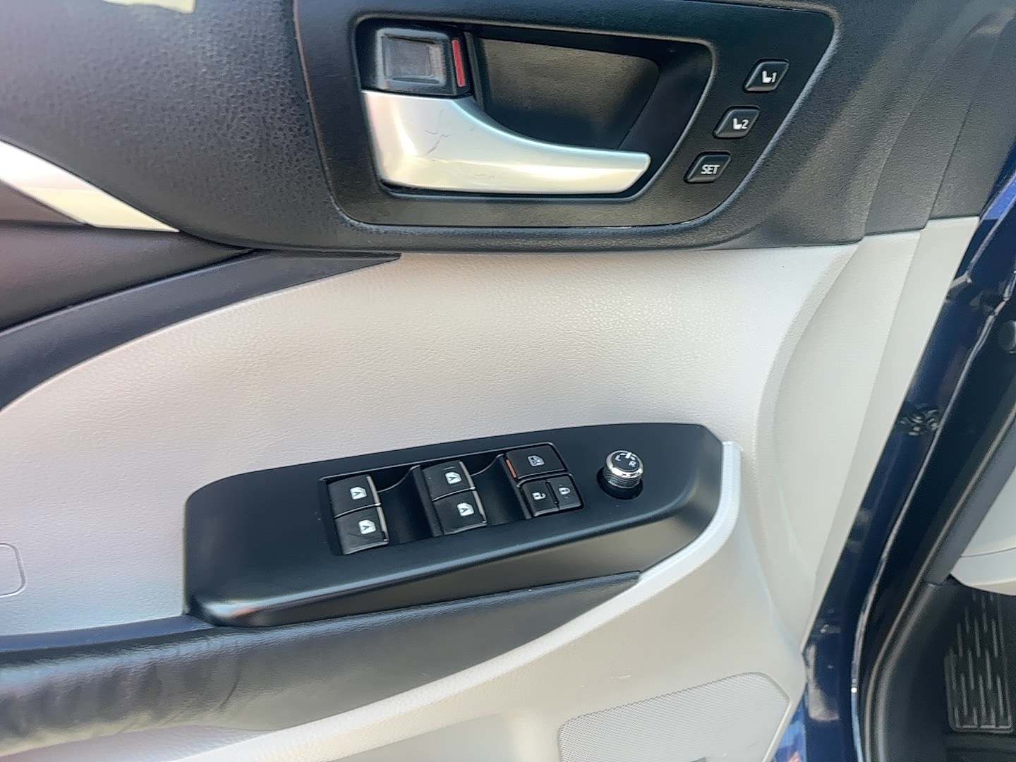 Vehicle image 11 of 18