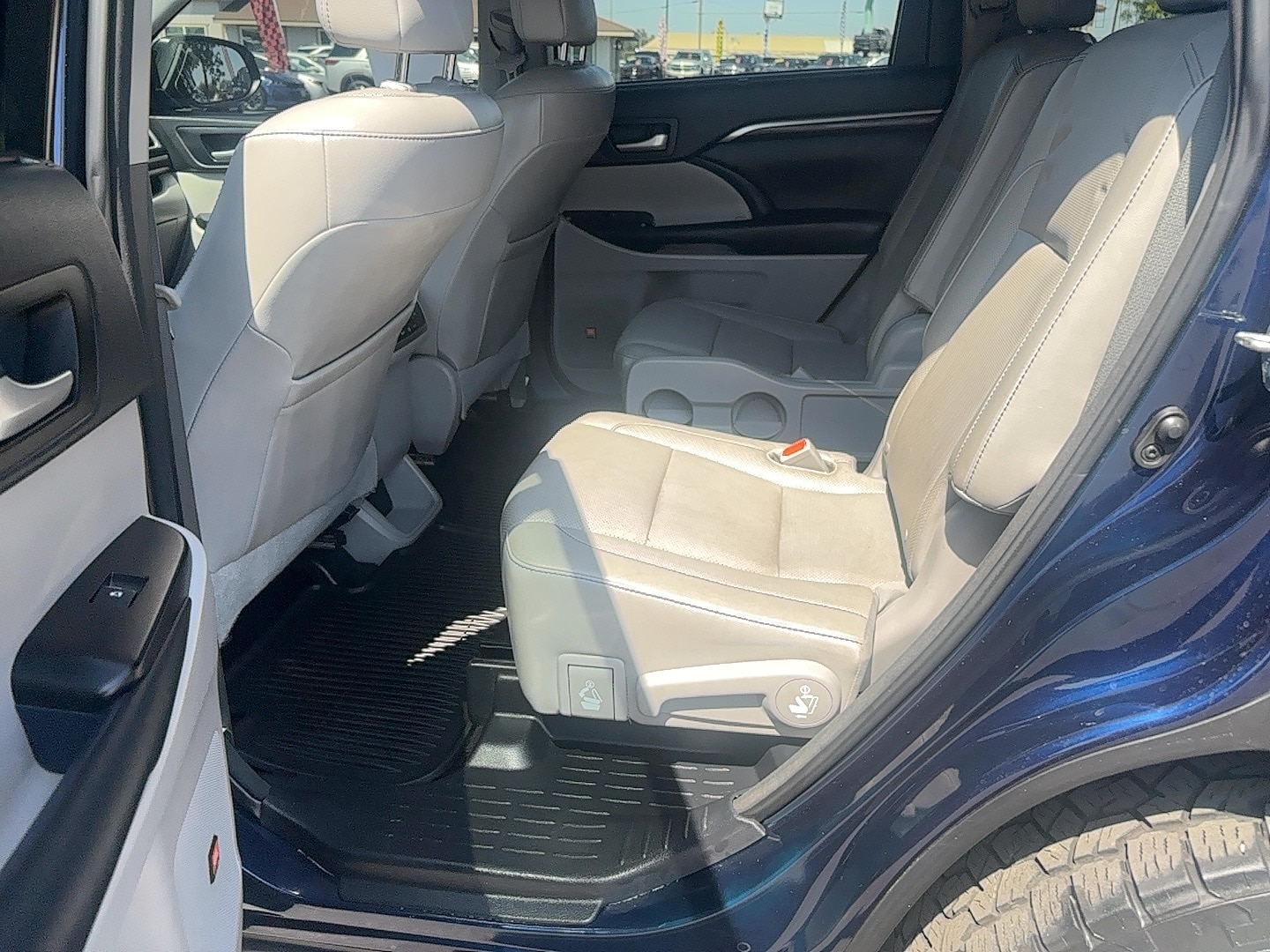 Vehicle image 15 of 18