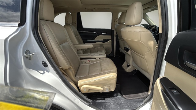 Vehicle image 11 of 21