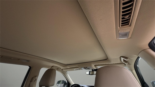 Vehicle image 17 of 21