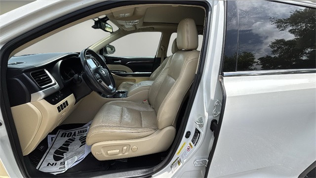 Vehicle image 14 of 21