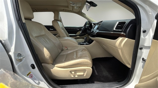 Vehicle image 10 of 21