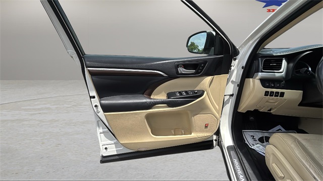 Vehicle image 19 of 21