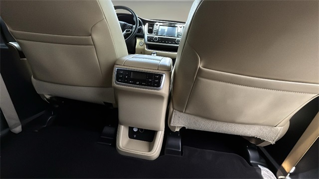 Vehicle image 16 of 21