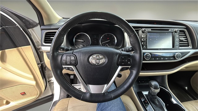Vehicle image 8 of 21