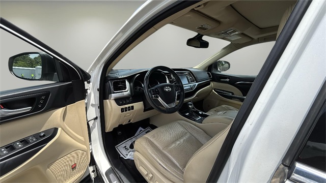 Vehicle image 13 of 21