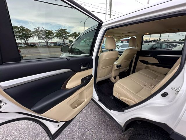 Vehicle image 17 of 55