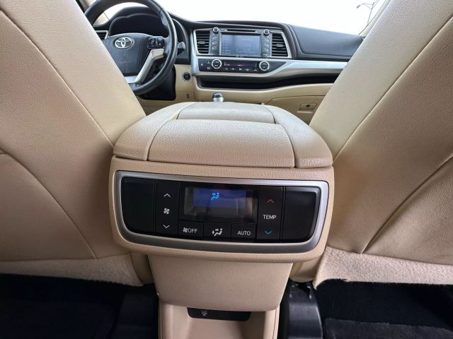 Vehicle image 32 of 55