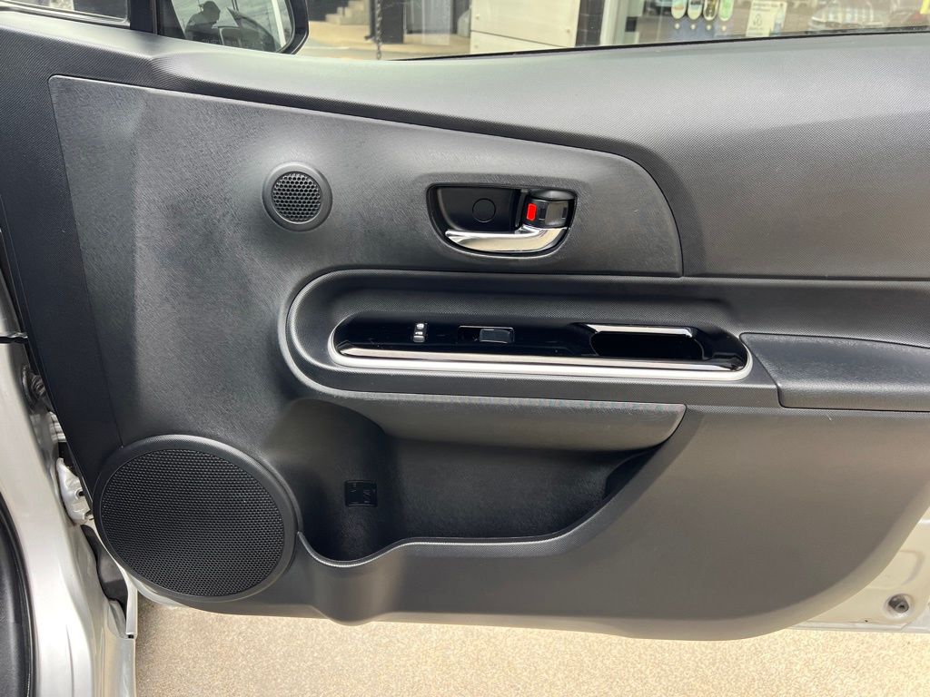 Vehicle image 27 of 46