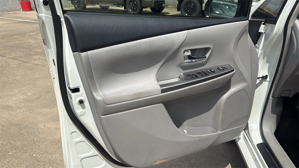 Vehicle image 33 of 35
