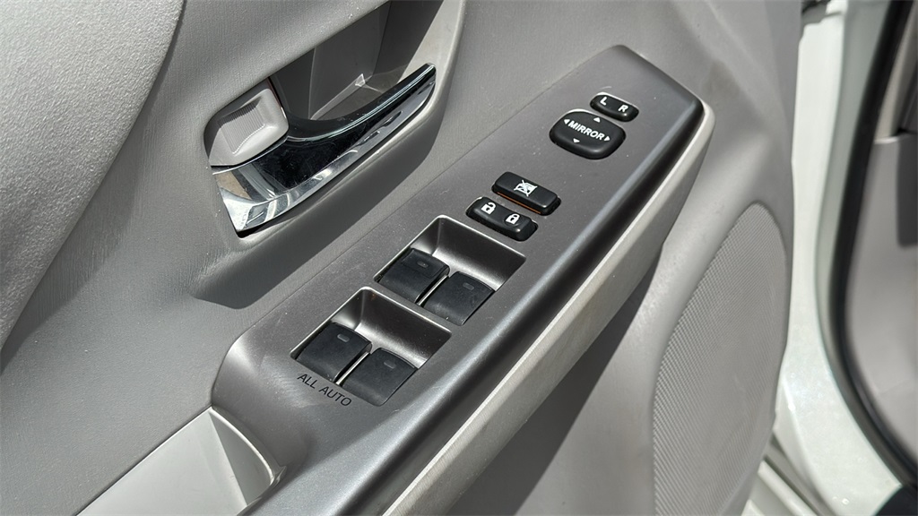 Vehicle image 25 of 35