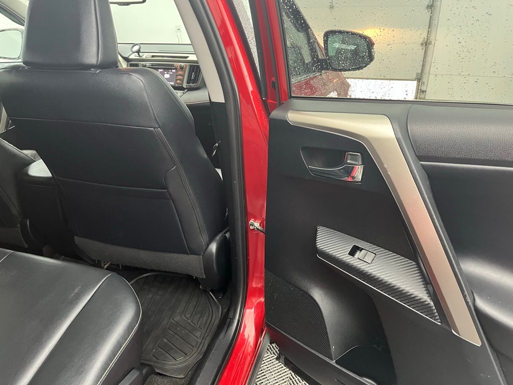 2015 Toyota RAV4 Limited Image 14 of 36