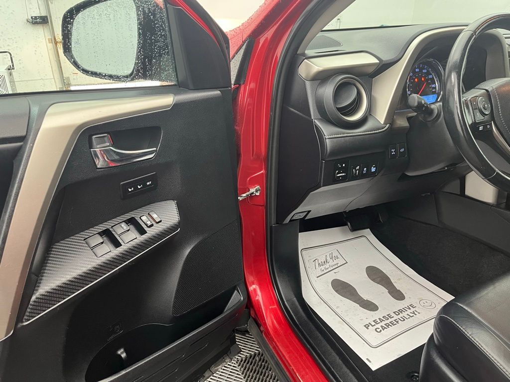 2015 Toyota RAV4 Limited Image 21 of 36