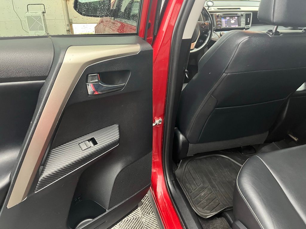 2015 Toyota RAV4 Limited Image 34 of 36