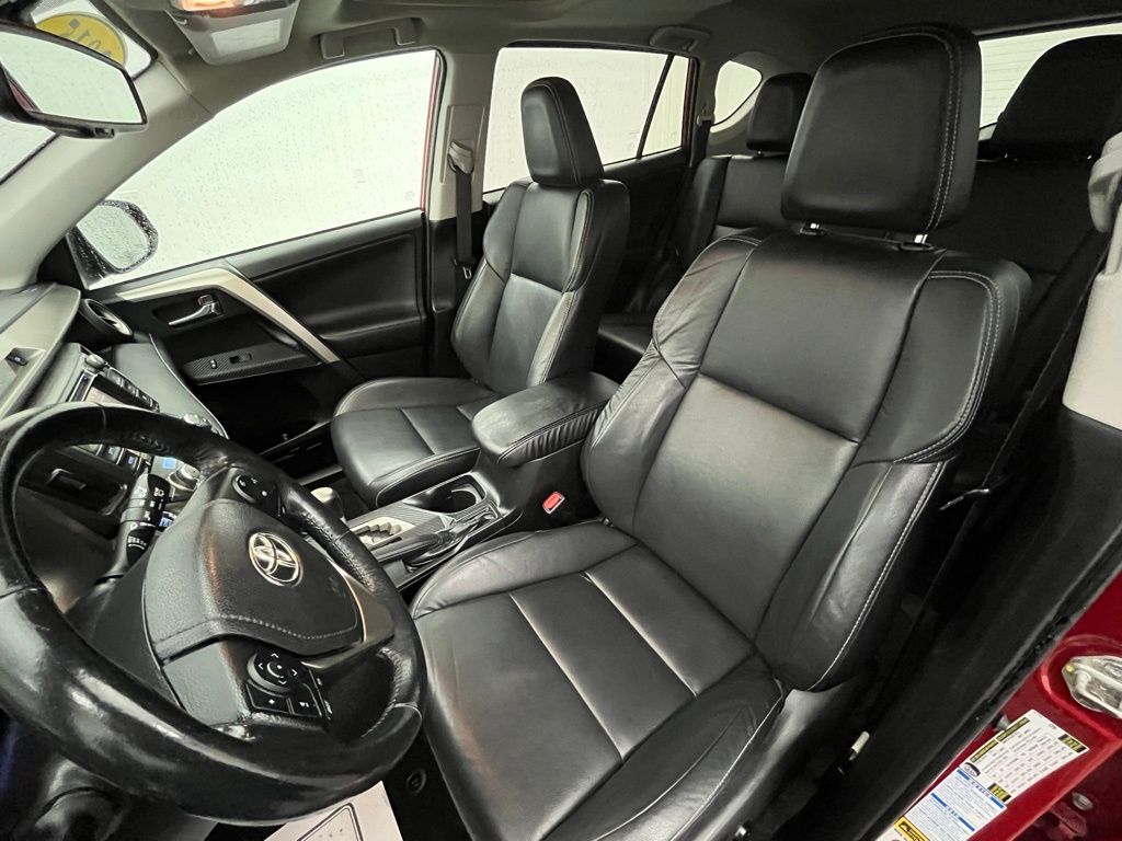 2015 Toyota RAV4 Limited Image 16 of 36