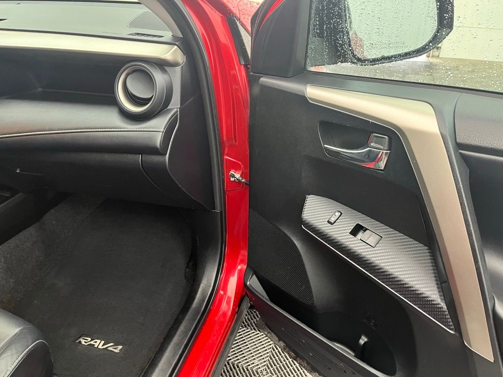 2015 Toyota RAV4 Limited Image 11 of 36