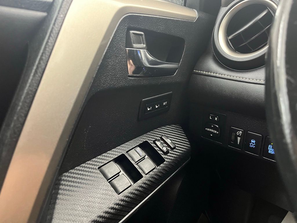 2015 Toyota RAV4 Limited Image 31 of 36