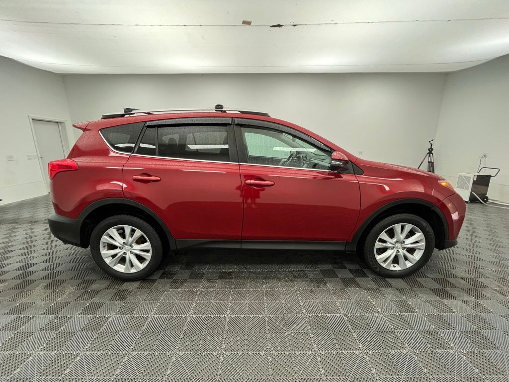 2015 Toyota RAV4 Limited Image 4 of 36