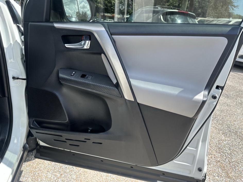 Vehicle image 25 of 27