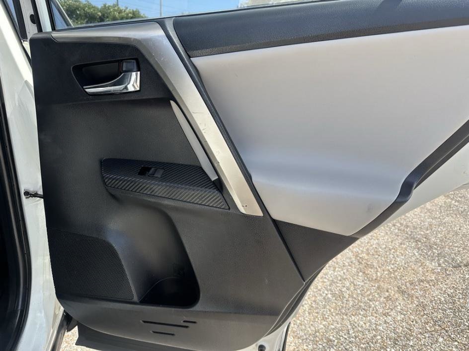 Vehicle image 19 of 27