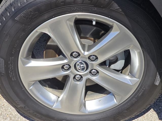 Vehicle image 21 of 32