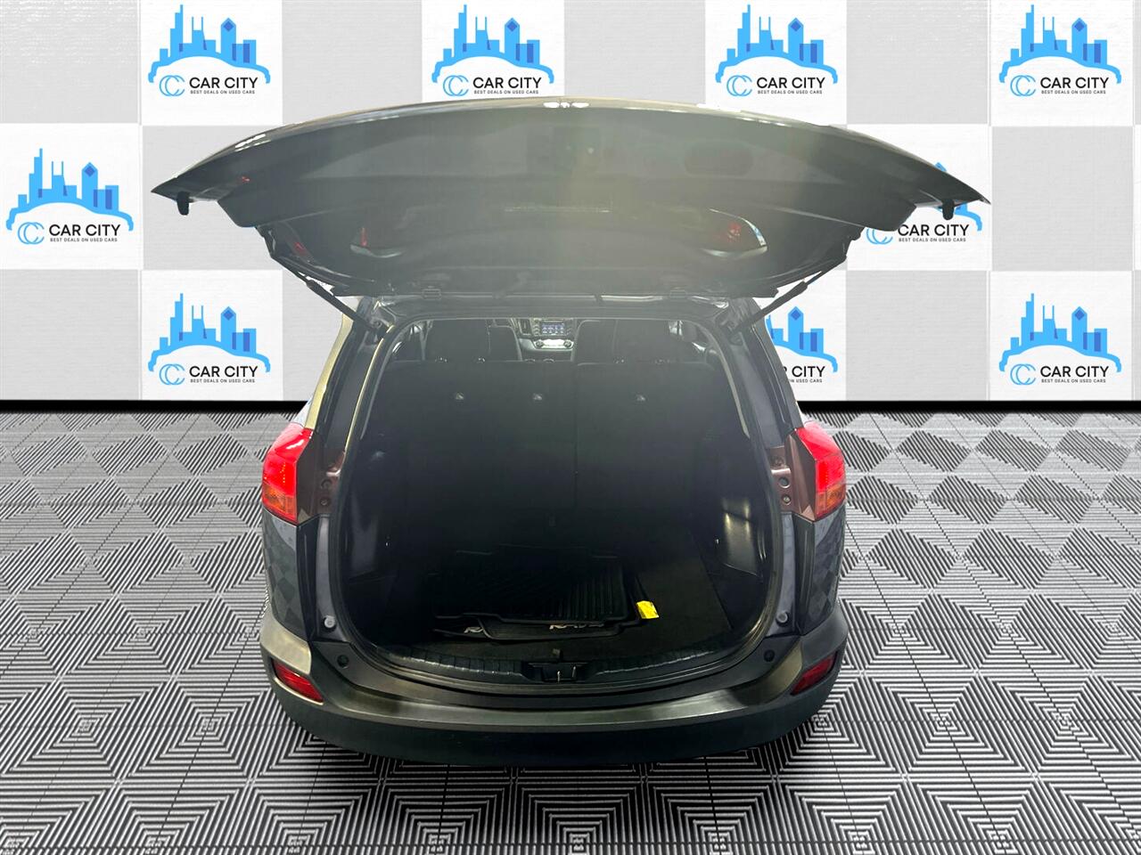 Vehicle image 28 of 73