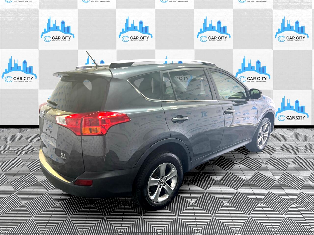 Vehicle image 17 of 73