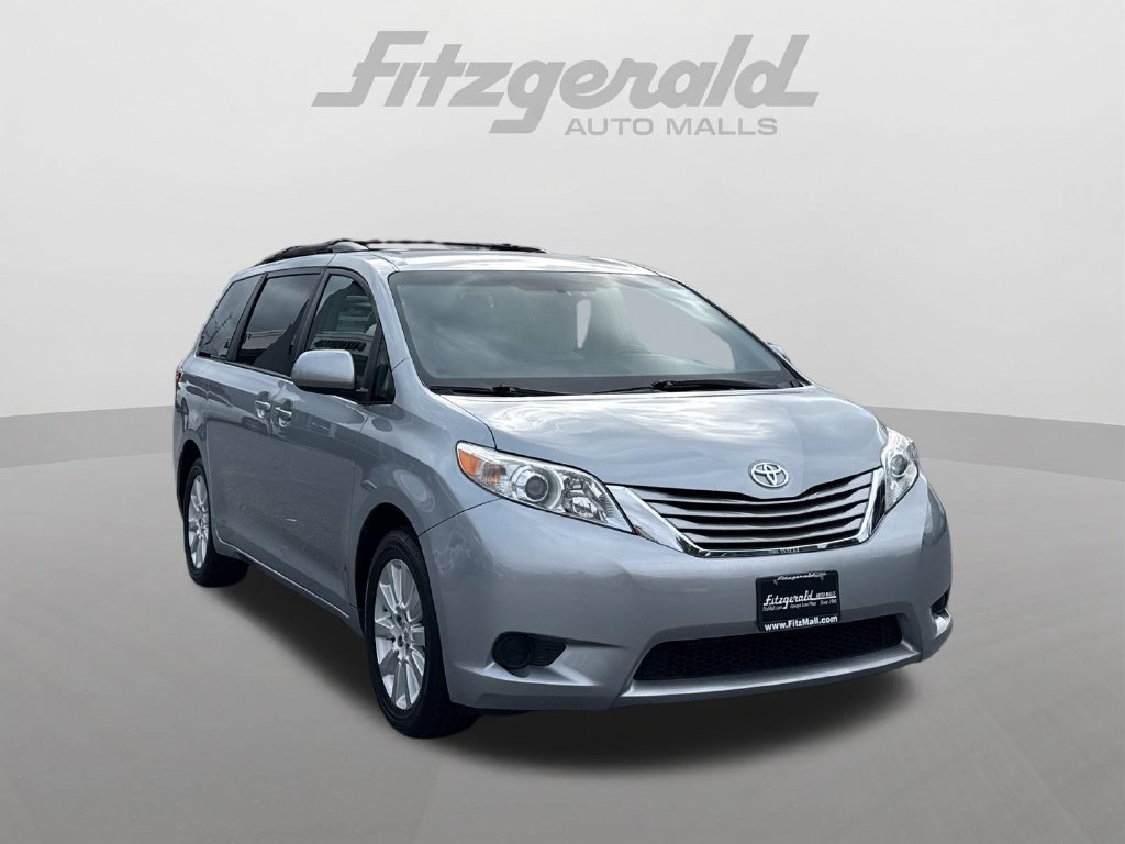 2015 Toyota Sienna LE Image 3 of 32