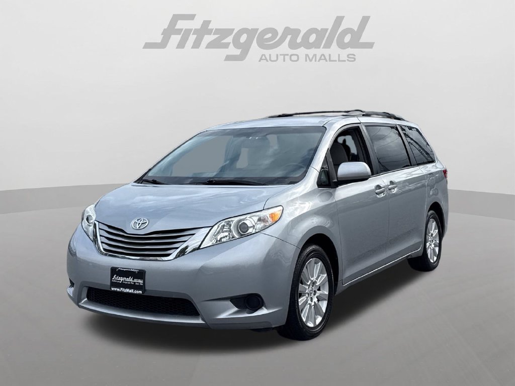 2015 Toyota Sienna LE Image 1 of 32