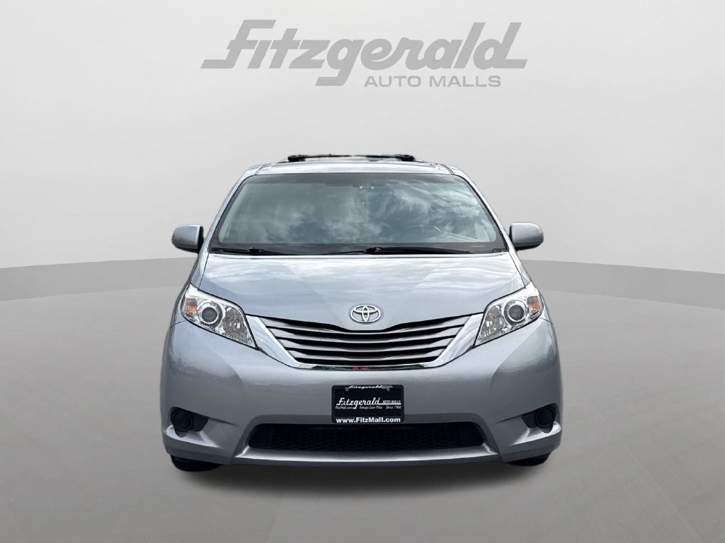 2015 Toyota Sienna LE Image 2 of 32