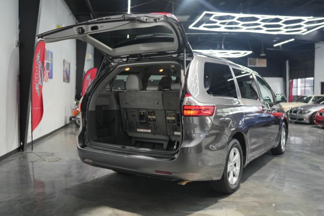 2015 Toyota Sienna LE Image 54 of 58