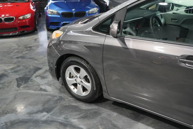 2015 Toyota Sienna LE Image 14 of 58