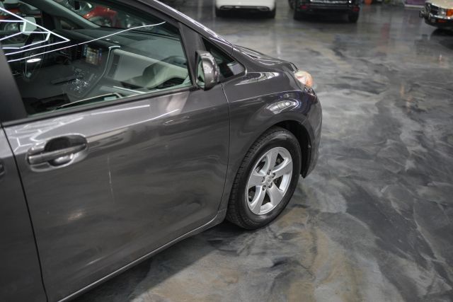 2015 Toyota Sienna LE Image 10 of 58