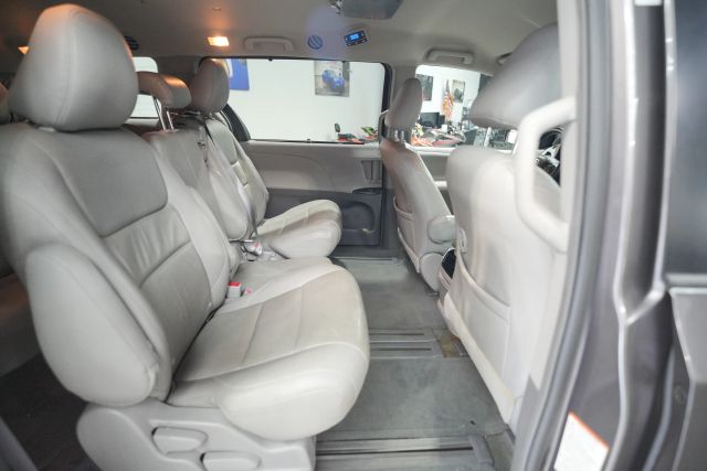 2015 Toyota Sienna LE Image 24 of 58