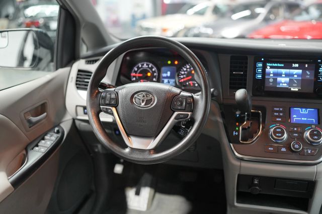 2015 Toyota Sienna LE Image 38 of 58