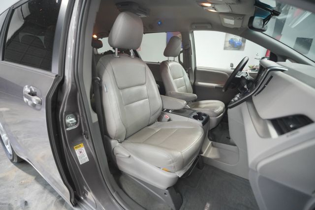 2015 Toyota Sienna LE Image 28 of 58