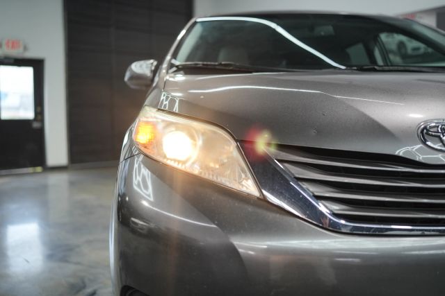 2015 Toyota Sienna LE Image 52 of 58