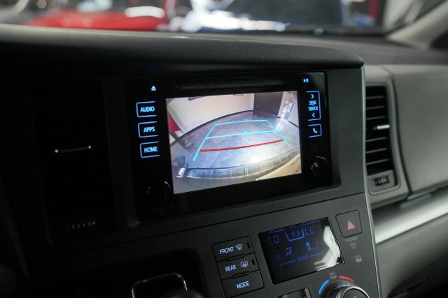 2015 Toyota Sienna LE Image 44 of 58