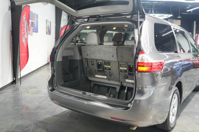 2015 Toyota Sienna LE Image 56 of 58