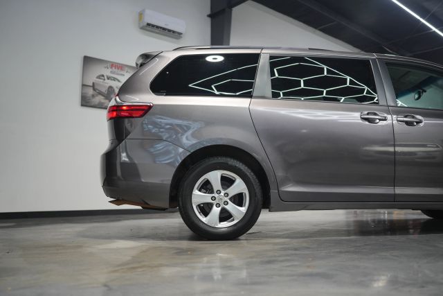 2015 Toyota Sienna LE Image 8 of 58