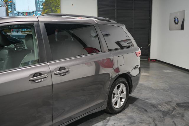 2015 Toyota Sienna LE Image 11 of 58