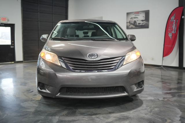2015 Toyota Sienna LE Image 2 of 58